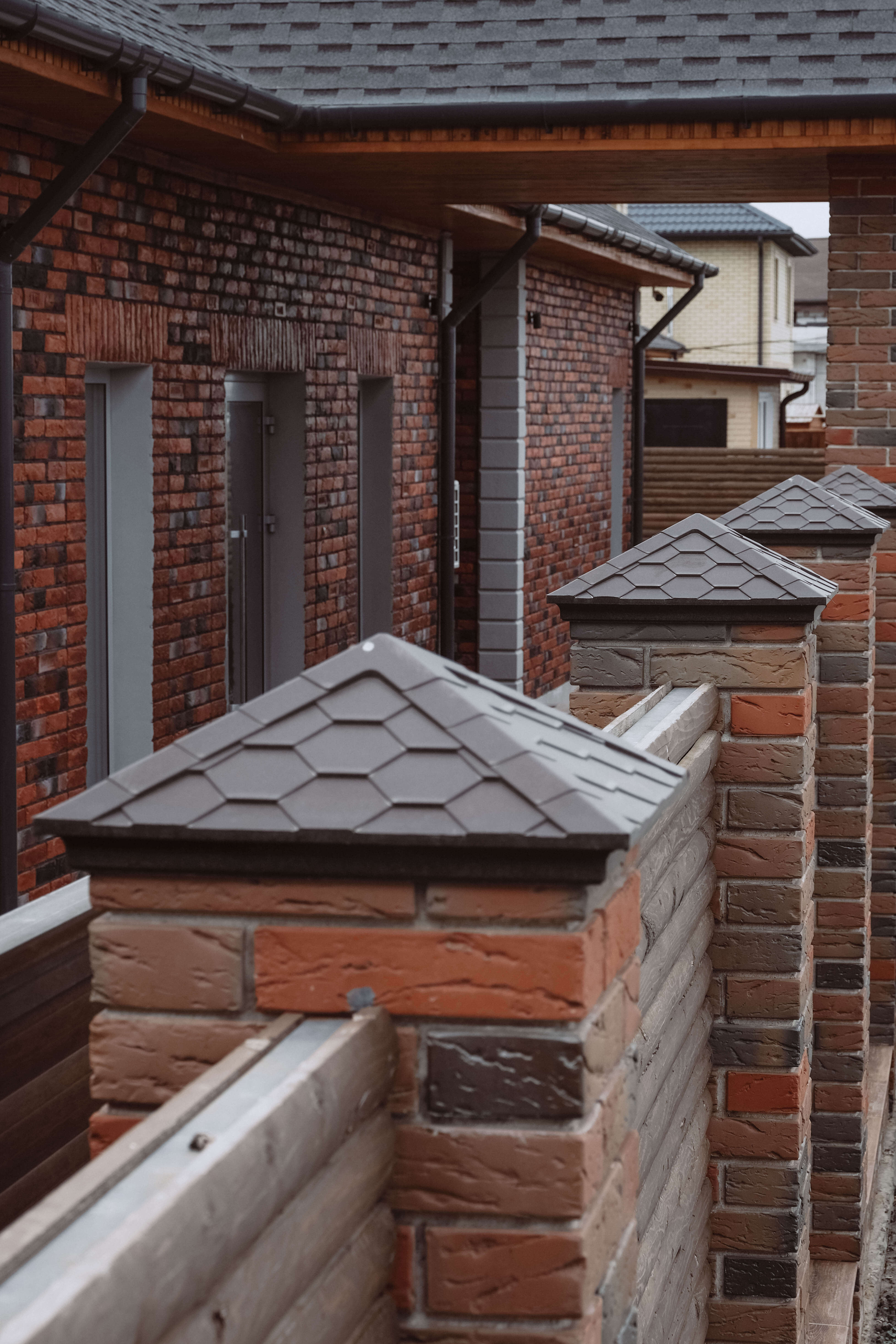 Колпак Zking Эверест Коричневый на столб 1.5х1.5 кирпича (390х390мм) в Череповце фото